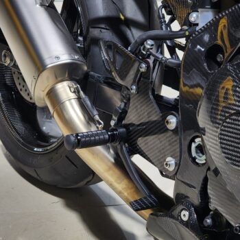 kamikaze rear sets kit for suzuki gsxr1000R / 1000RR with carbon heel guard brake applied 2017 - 2025